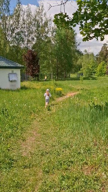 Что там за Дяденька в жёлтой футболке ходит?