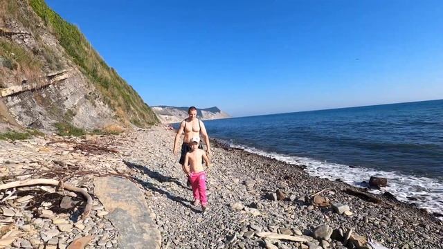 Спустились к морю. Высокий берег. Гуляем. Дошли до пляжа 40 лет Победы.
