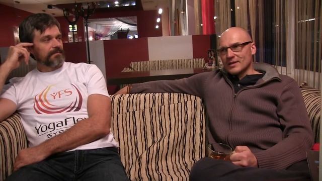 Ведущие инструкторского курса по йоге школы YogaFlow приглашают пройти обучение. Жизнь в потоке...