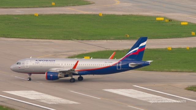 Эйрбас А320 авиакомпании Аэрофлот взлетает из аэропорта Адлер, Сочи