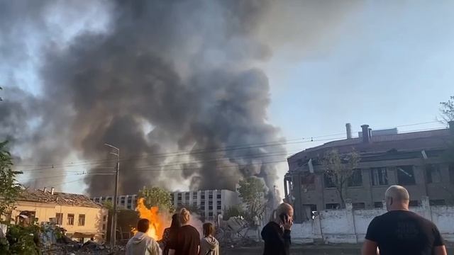 Сильный пожар в Дарницком районе Киева после ночных ракетных ударов.