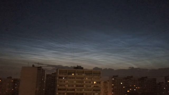 Сегодня ночью можно было наблюдать серебристые мезосферные облака на небе в Крылатском 🌫️