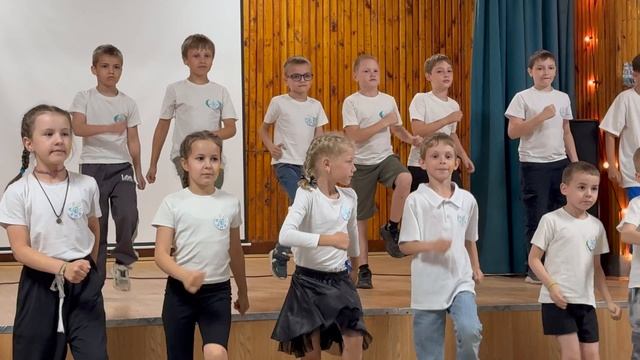 Детский лагерь «Росинка» в Тамбове. Выступление младшей группы 6-9 лет.