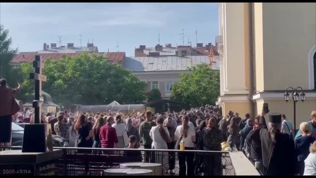 НЕ РАБЫ - Черновцы люди закидывают полицию Зеленскоо чем то в знак позора !!!