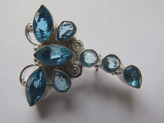 Брошь Стрекоза, натуральный голубой топаз