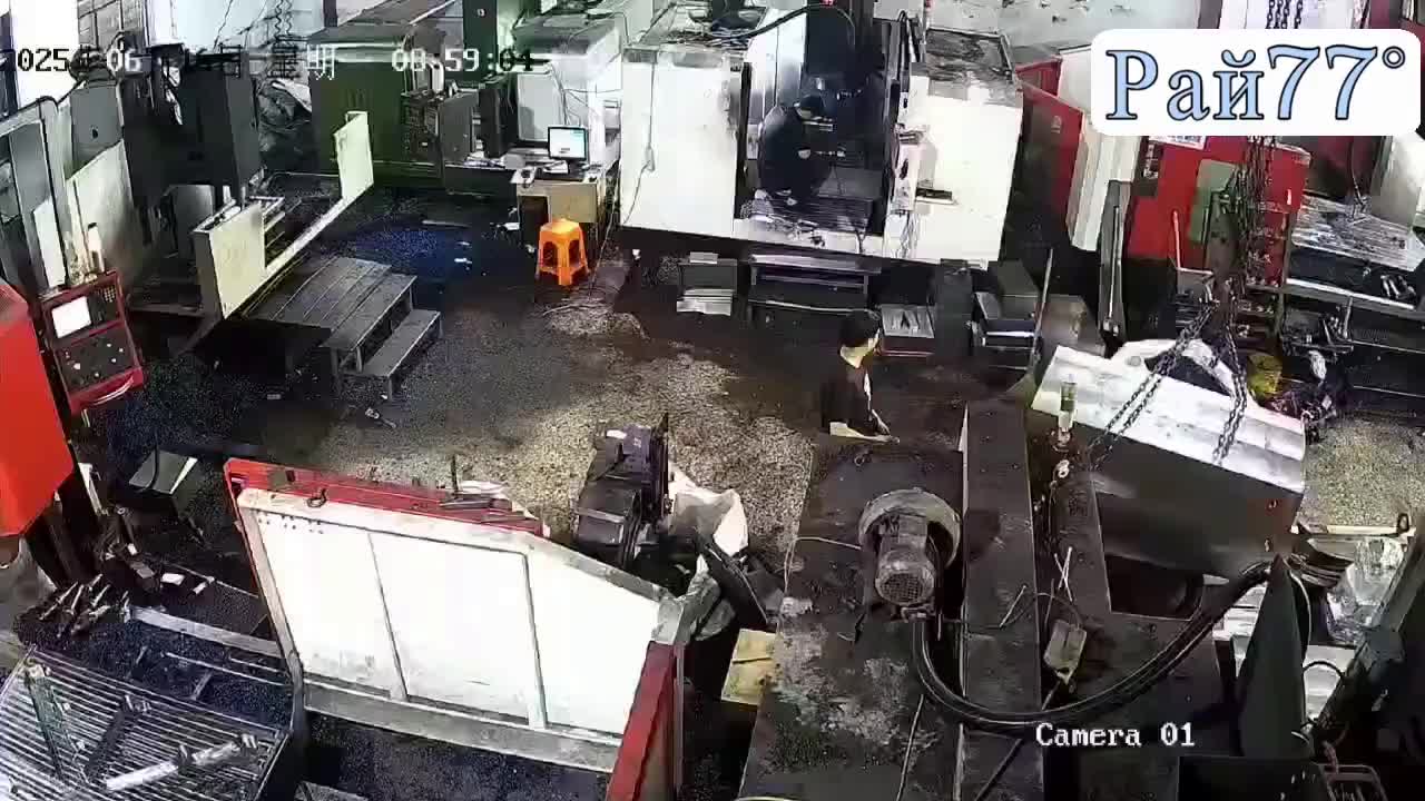 Сотрудник завода едва не оказался погребённым под балками