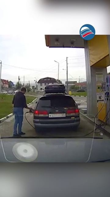 Почти катастрофа на АЗС: мужчина едва не сжег автомобиль на глазах очевидцев