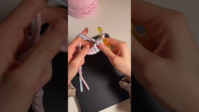 Вяжем подарок из трикотажной пряжи