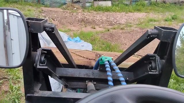 Погрузчик экскаватор. Берегу спину, вывожу старые ворота