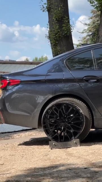 BMW 5 серии G30 на примерке дисков в 20-ом диаметре