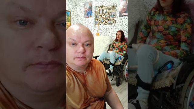 Утренний эфир от 17.06.25 бинтую Кате суставы и посадил заниматься на тренажёр