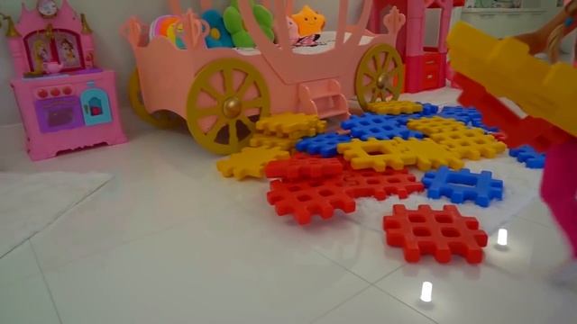 ДИАНА И РОМА - Диана и Рома играют с конструктором