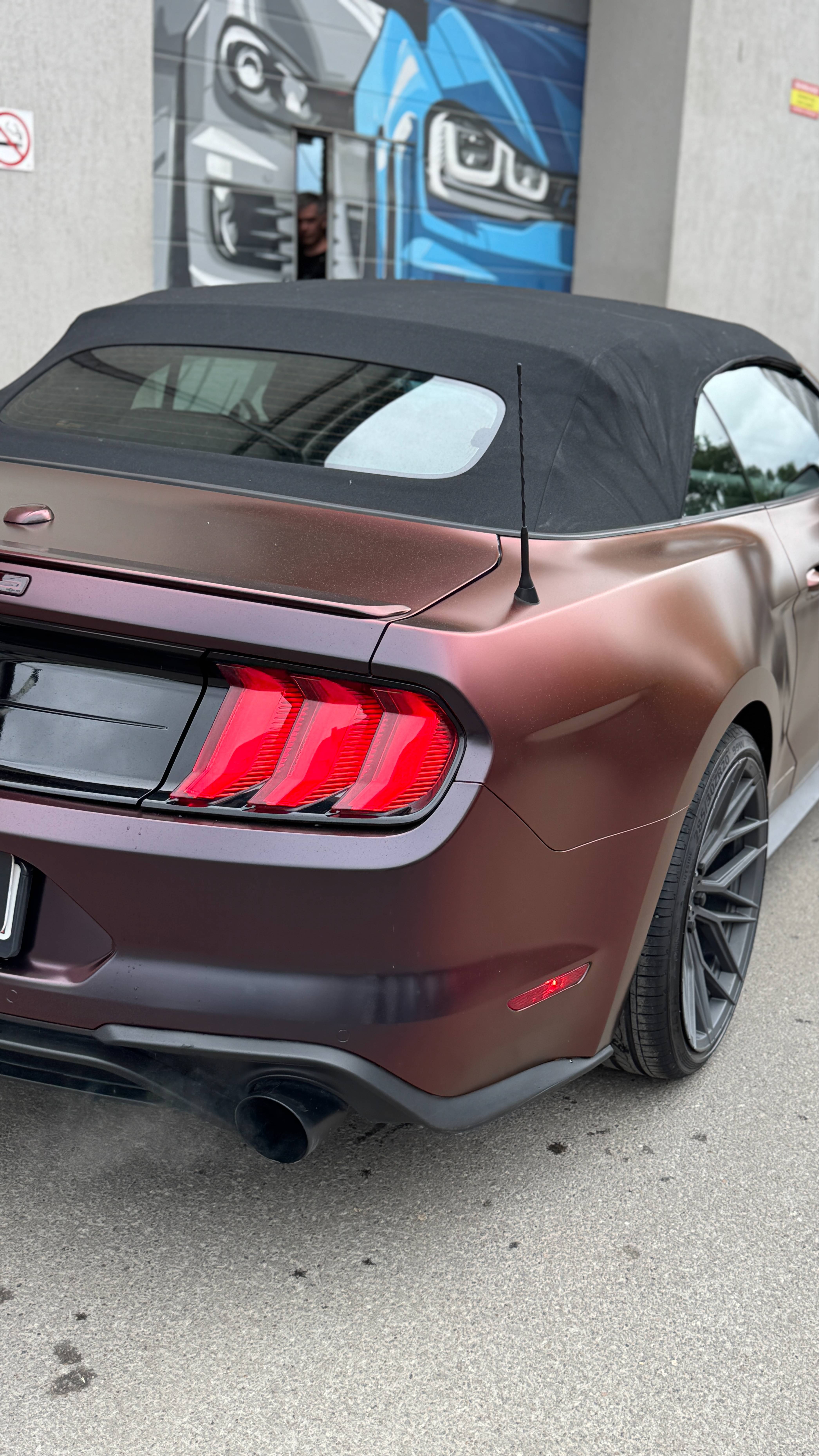 Оклейка автомобиля Ford Mustang цветной полиуретановой пленкой