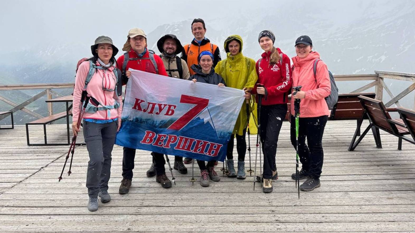Группа Клуба 7 Вершин  «НаКошках» во время первого акклиматизационного выхода на склонах горы Чегет