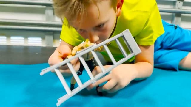 Влад и Никита - Влад и Ники занимаются спортом вместе с игрушками WWE и становятся сильнее