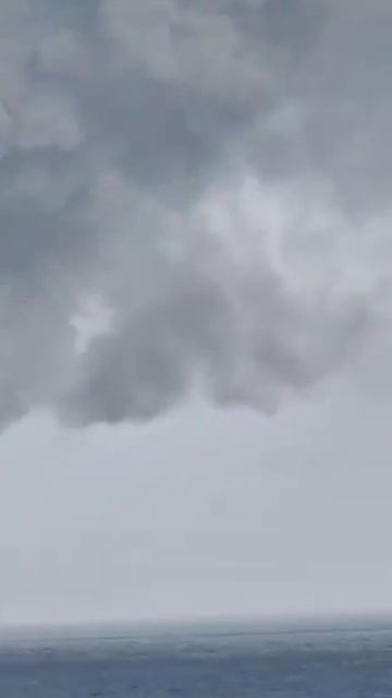 Возле Ормузского пролива после столкновеня горят два танкера !!!
