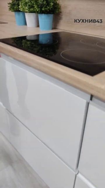 Кухня в белой глянцевой эмали с фрезерованными ручками