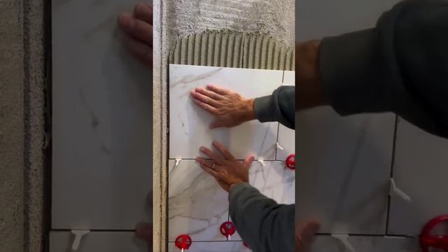 Очень аккуратная работа с керамогранитной плиткой.