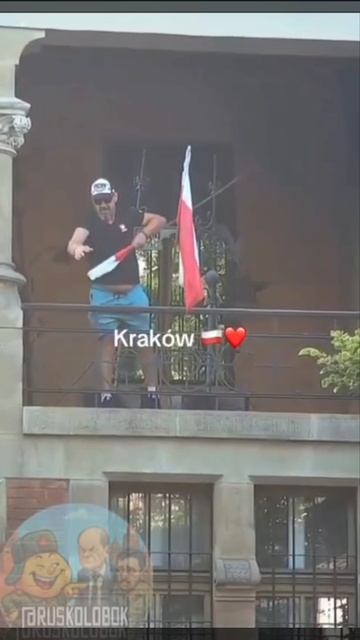 Поляк сорвал украинский флаг с зала «Сокол» в Кракове!