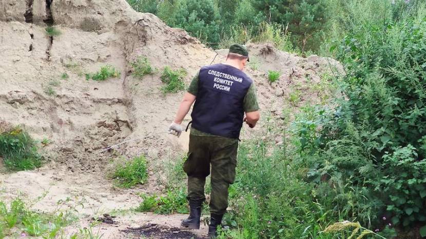 Два подростка погибли в результате обвала влажного грунта в Брянской области