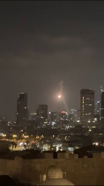 🇮🇱🔥🇮🇷НАТОвские ракеты ПВО начали бить в землю в Тель-Авиве до прилëта иранских ракет !!!