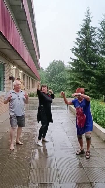 Танцы под дождём!