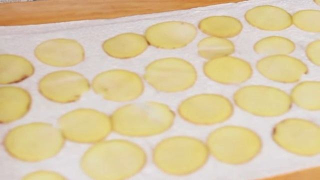 Картофельные чипсы в микроволновке без масла