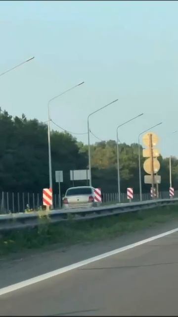 Автомобиль едет по встречке на трассе в Барнауле перед смертельным ДТП