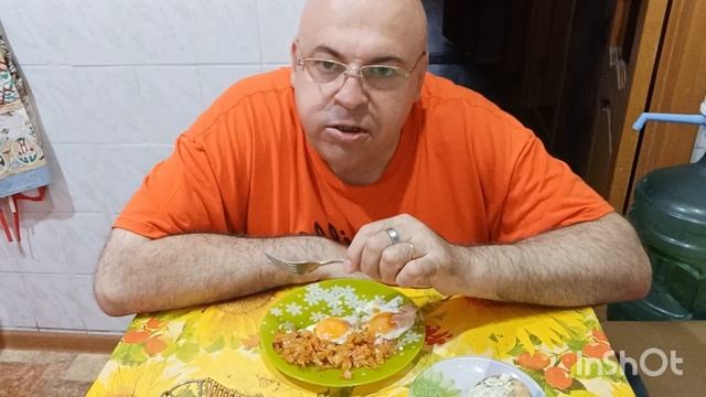 Мукбанг. Тушёная капуста с сосисками, яичница глазунья и жареные кабачки. Царь-пушка и Царь-колокол.