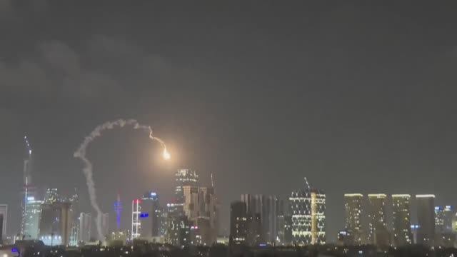 🇮🇱🔥🇮🇷НАТОвские ракеты ПВО начали бить в землю в Тель-Авиве до прилëта иранских ракет !!!