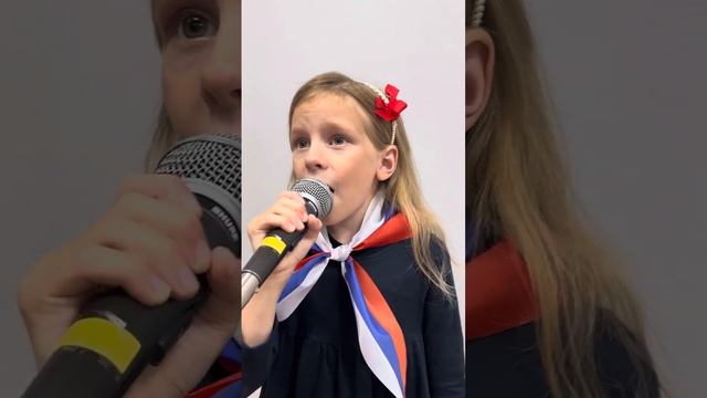 «БЕЛЫЙ, СИНИЙ, КРАСНЫЙ» Детская песня к Дню флага России. Агния Петровичева (6 лет).