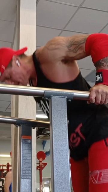 ОТЖИМАНИЯ НА БРУСЬЯХ