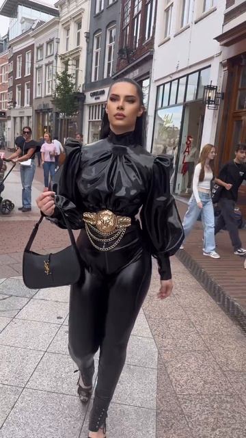 Прогулка по городу в латексе