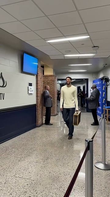 Haliburton arrives for a PIVOTAL Game 5 #NBAFinals