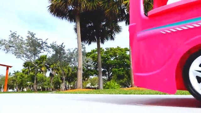 Влад и Никита едут на машине Барби в поход