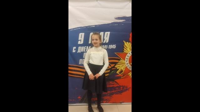 Стихотворение Риммы Казаковой «На фотографии в газете»