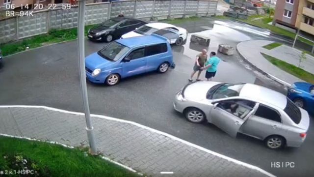 Не смогли разъехаться во дворе
