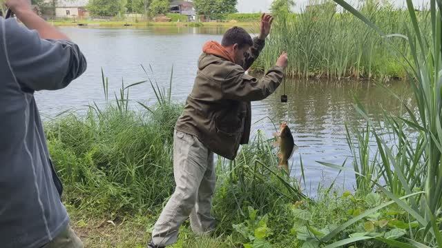 Рыбалка на Ильинском пляже. Платный пруд у Можайского водохранилища. Подмосковье