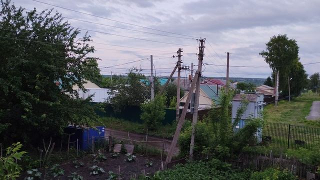 Красивый деревенский вечер, уютная и спокойная жизнь в деревне