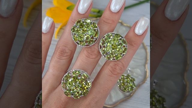 Роскошный гарнитур с хризолитами!💚
Просто невероятный!