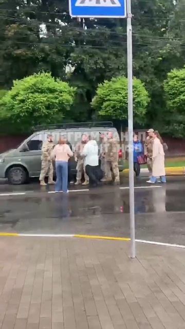 В украинском Ирпене под Киевом уговаривают добровольца не идти в штурмовики !!!
