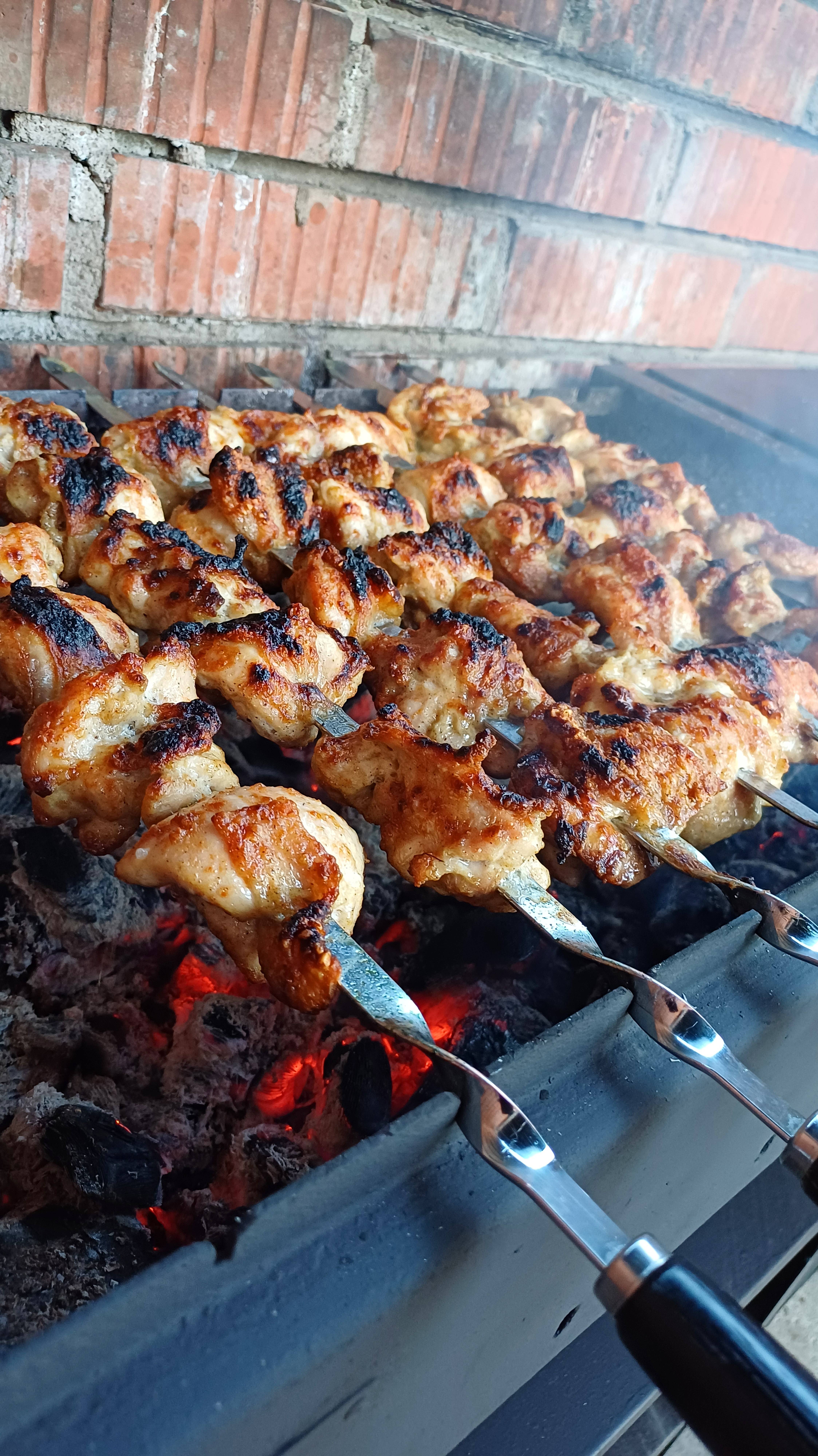 Шашлык из куриного бедра в майонезном маринаде.