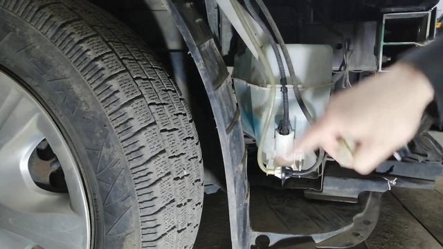 Снятие переднего бампера и замена насоса стеклоочистителя на Nissan Tiida