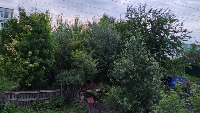 Пасмурный день в деревне, уютная деревенская жизнь