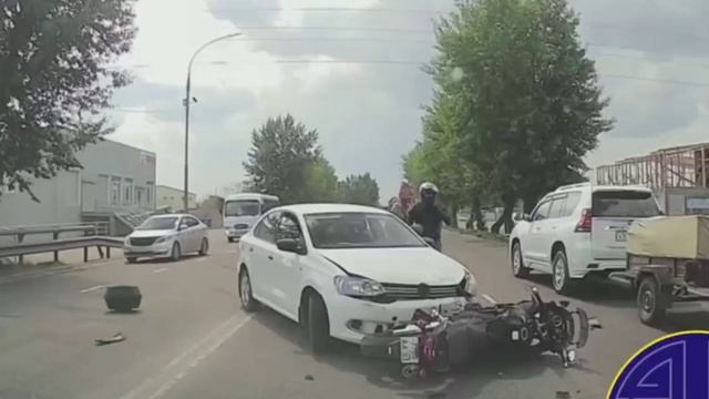 В Улан-Удэ водитель «Volkswagen» выехал на полосу встречного движения и сбил байкера