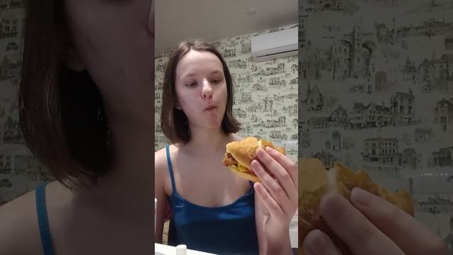 мукбанг пробую сендвик из кфс