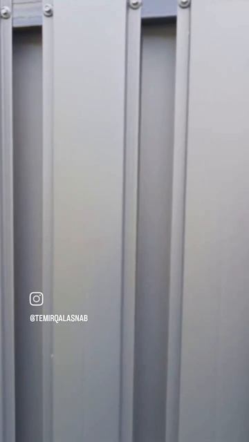 Забор из Евроштакетника в вертикальной ориентации. Монтаж выполнен в шахматном порядке ⚙️🔥