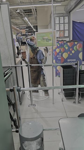 Этот новый охранник в перекрёстке постоянно за мной следит на кассе самообслуживания