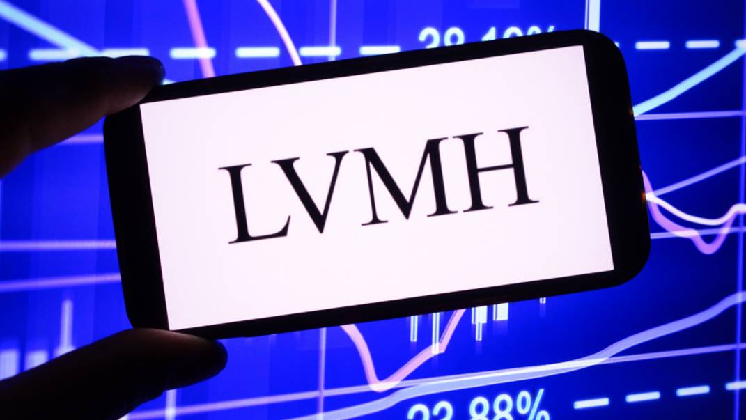 Акции французской компании LVMH упали вдвое