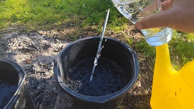 Зола+уксус=от вершинной гнили томатов,от хлороза растений.
Лучшее летне-осеннее удобрение.